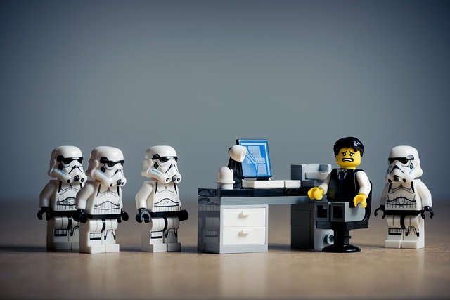 Imagen con personajes de star wars de lego en una oficina