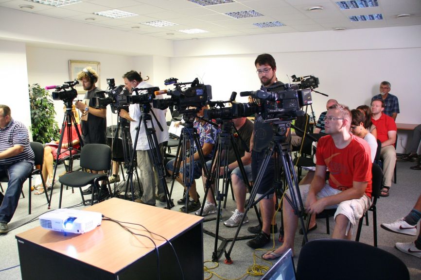 rueda de prensa con periodistas de diferentes gabinetes de prensa